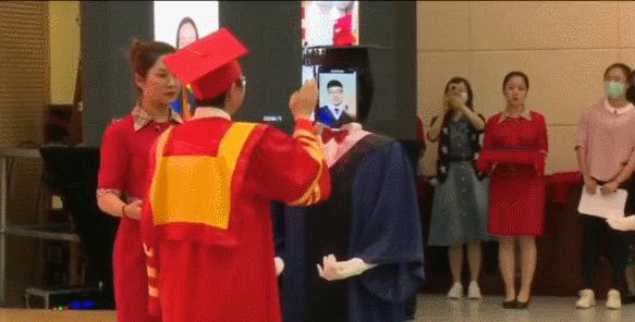 女孩带母亲拨穗何以刷屏网络 女孩带母亲拨穗何以刷屏网络