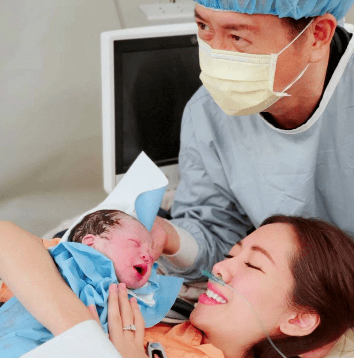 女生成绩被屏蔽激动落泪，一次关于成长与理解的温暖瞬间
