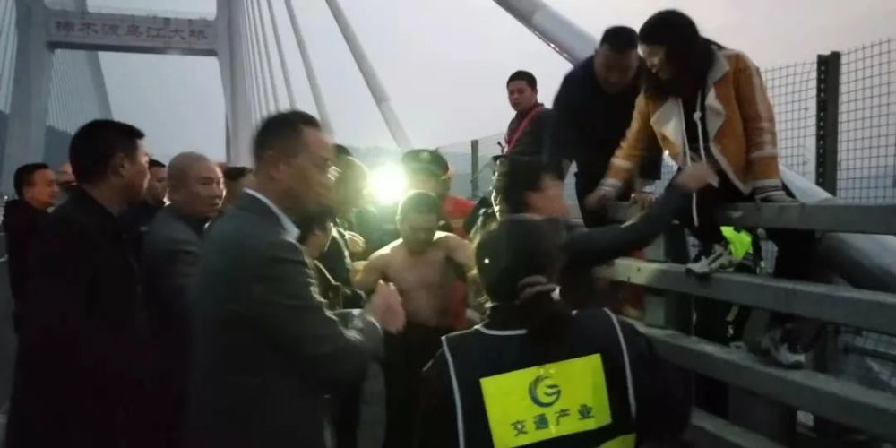 男子让情人与其丈夫分居未果，竟拽其跳桥，一场情感纠葛的悲剧