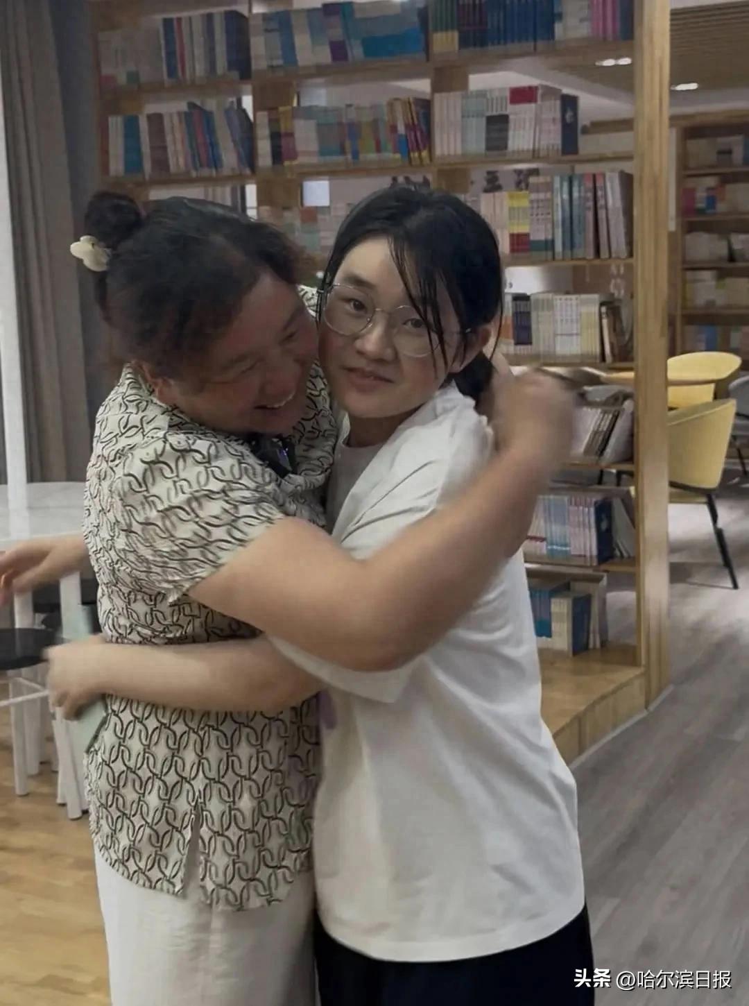 扛钢管单亲妈妈培养出学霸女儿