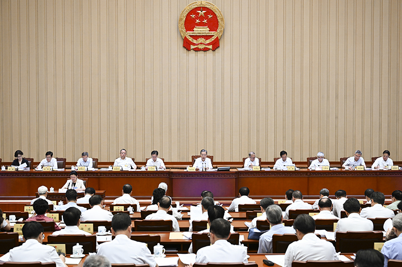 全国人大常委会举行宪法宣誓仪式，法治信仰的庄严承诺