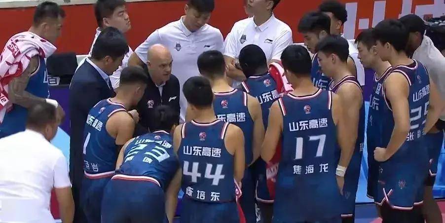 CBA焦点战，山东 vs 深圳，硬碰硬的草根对决