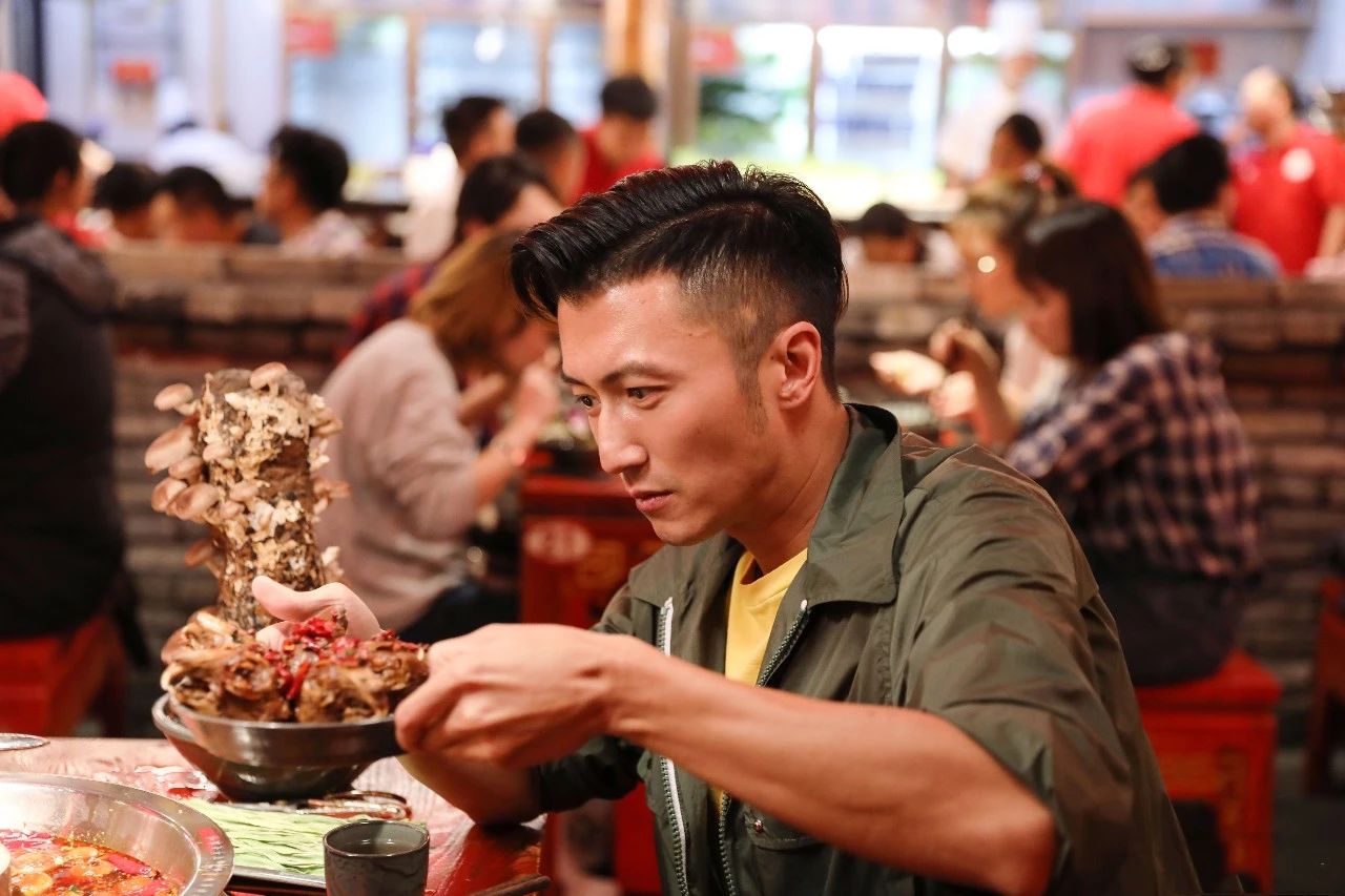 街头美食的意外邂逅，谢霆锋与肉夹馍的随性日常
