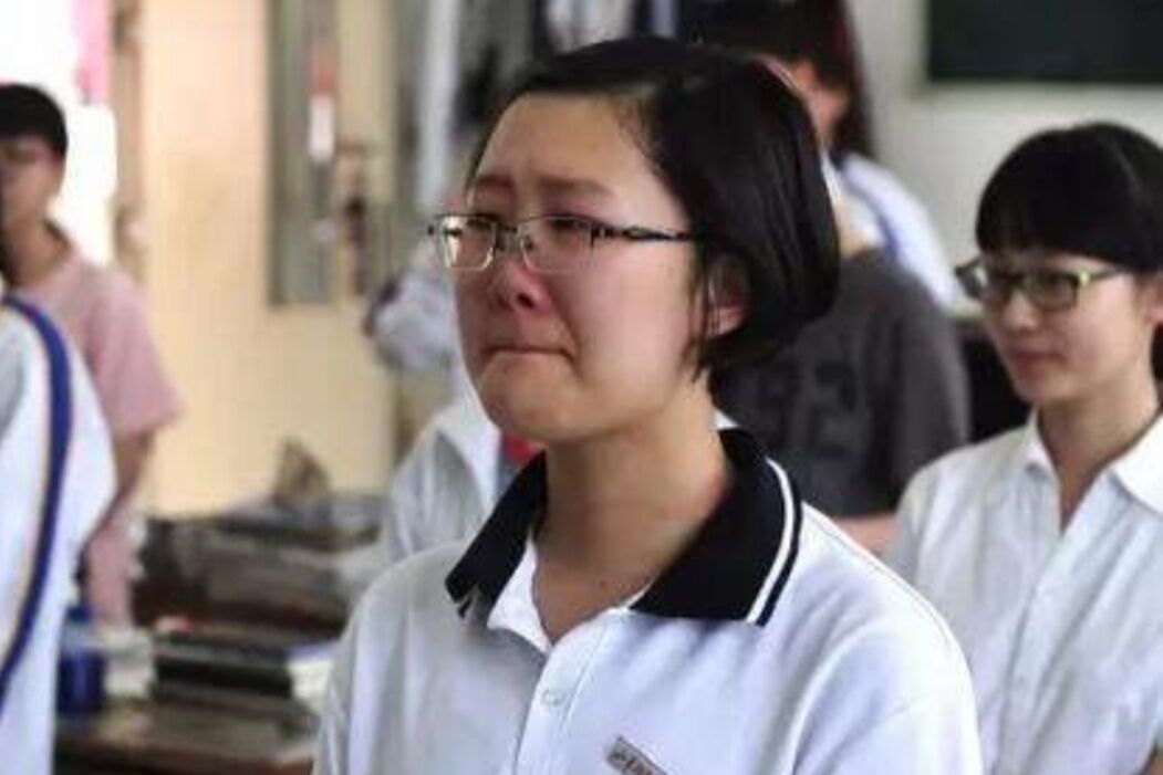 复读两年的艺考生查分后大哭,梦想与坚持的泪水 复读两年的艺考生查分后大哭,梦想与坚持的泪水