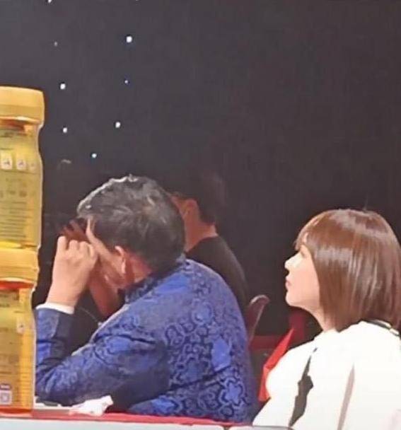 大衣哥现身淘金小镇,化身NPC引热议 大衣哥现身淘金小镇,化身NPC引热议
