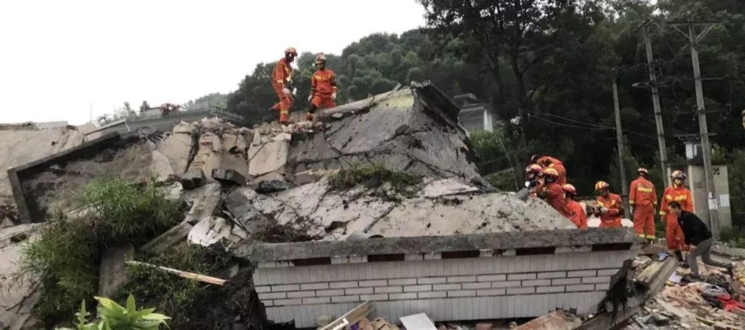 宜宾地震中的温情瞬间，食客避难后折返，无人逃单