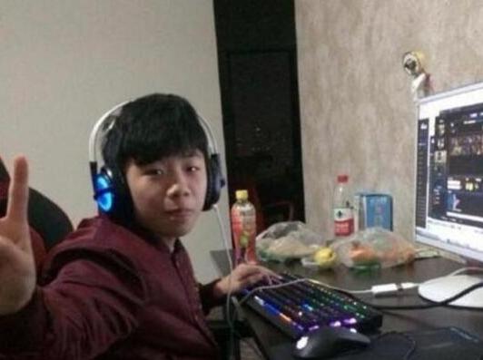 22岁男生上门洗头月入2万的背后故事