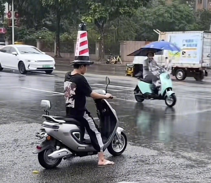 6名摩友躲雨被索要每人20元避雨费，一场意外的雨中奇遇