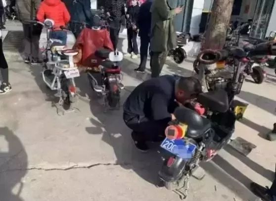 大爷骑无牌电动车上路，车牌竟放车筐里——城市交通小插曲的深思