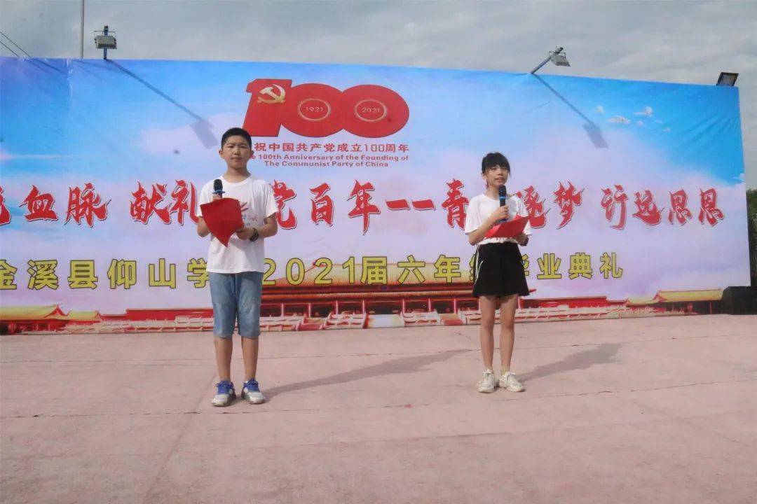 00后本科生抱儿子参加毕业典礼，青春与传承的奇妙交汇