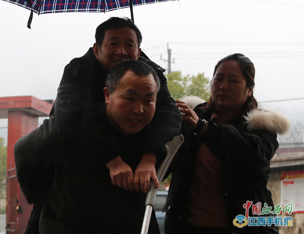 吃亏书记回村受夹道欢迎，平凡中的不凡力量