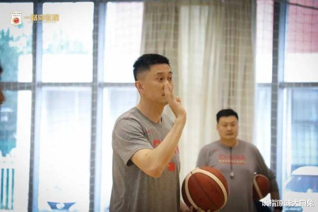 易建联多高？他老婆是谁？聊聊中国篮球大哥的身高与家庭