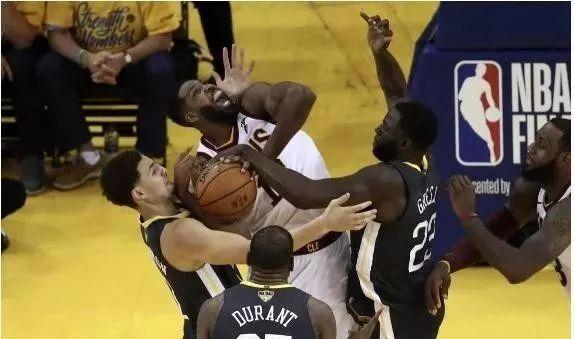 NBA赛后比赛用球去哪儿了？聊聊那些被哄抢的篮球背后的事