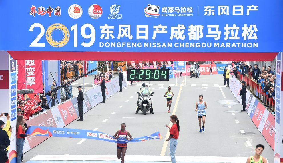成都马拉松女子半马冠军，从跑崩了到冲线的21.0975公里